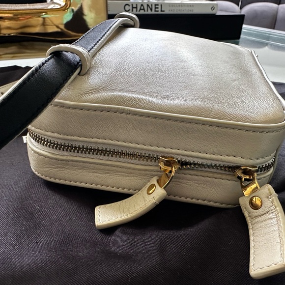 USED SAINT LAURENT
Lambskin Matelasse Vicky Monogram Belt Bag Crema Soft - Picture 6 of 8